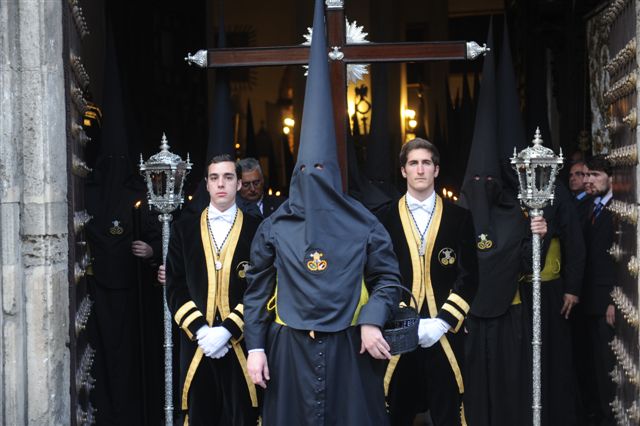 Momento de la salida de la Hermandad del Cristo de Burgos.
