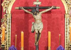 El Santísimo Cristo de Burgos en su altar para el Quinario.