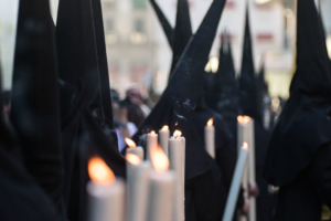 Nazarenos de El Cristo de Burgos durante el Miércoles Santo.