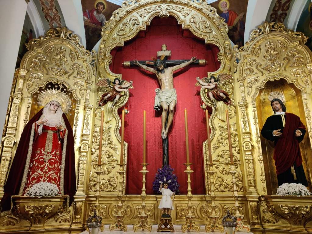 Titulares del Cristo de Burgos en su capilla de la Parroquia de San Pedro.