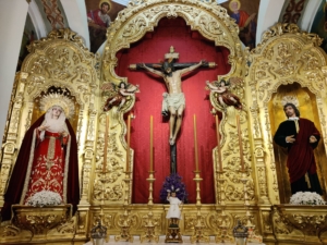 Titulares del Cristo de Burgos en su capilla de la Parroquia de San Pedro.