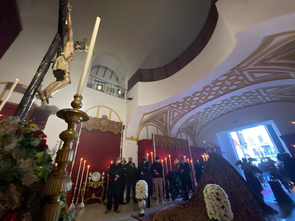 Titulares del Cristo de Burgos durante la Veneración a Madre de Dios del Palma en 2021. (Foto: Javier Comas).