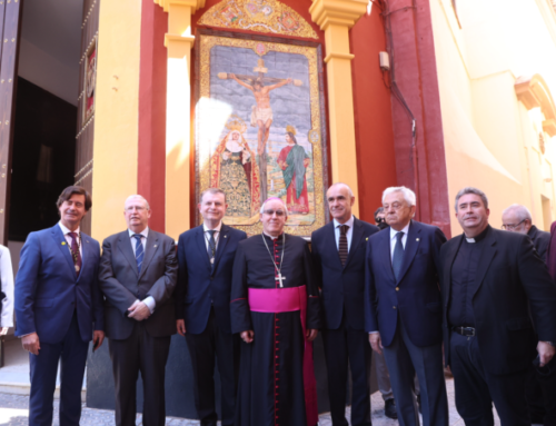 José Ángel Saiz Meneses, Arzbobispo de Sevilla, bendice el nuevo retablo cerámico en la Capilla-Casa Hermandad